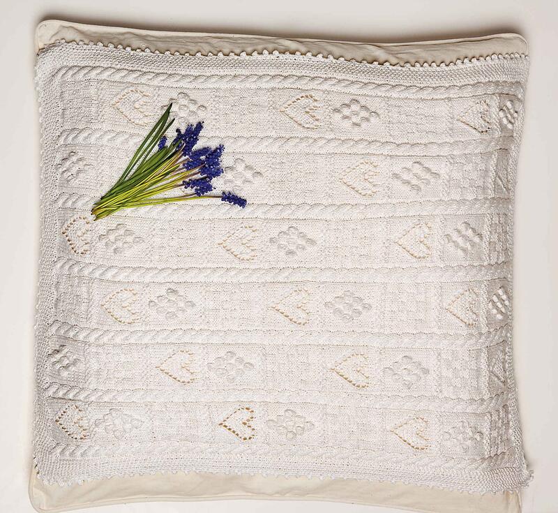 1005-2 Sweater, trousers and blanket