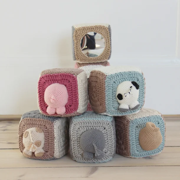 87061 Stacking cubes with animals